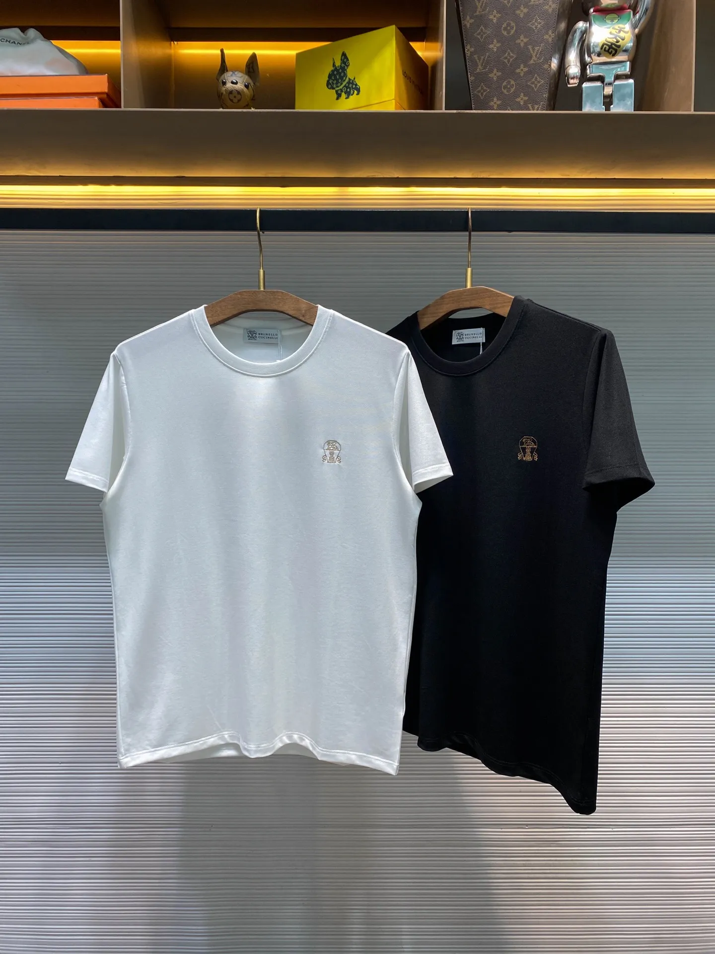 BC 26SS spring and summer New Arrival lightweight mercerized Breathable cotton round neck short T-shirt, men's Classic badge embroidered casual pullover short-sleeved T-shirt! Trading company channels are rare and available on the official website simultaneously! The BC New Arrival Men's Series is like a carefully crafted work of art, perfectly integrating fabrics, designs and styles, showing unparalleled fashion charm! This T-shirt is made of custom-made light mercerized Breathable cotton. When you touch it gently, the delicate touch will instantly come from your fingertips. It is so soft that you can't put it down! The fabric has been treated with a special process, and the surface presents a soft mercerized texture! The unique mesh structure makes it have excellent breathability. Even in the hot summer, you will not feel stuffy or restrictive when wearing it! Whether it is daily wear or running, you can always enjoy a comfortable wearing experience! The Classic badge embroidery on the chest outlines a unique pattern with simple yet advanced lines. Each embroidery line is precise and smooth, as if it was carefully painted by an artist with delicate brushstrokes! The stitching of the embroidery is delicate and even, without any flaws, showing the exquisite craftsmanship! The well-fitting version is neither too loose and bloated, nor too tight to make you feel restrictive. This just-right version can perfectly fit the body curves and show off the wearer's figure advantages! Black/White, two colors available! Size: S-XXL S size: Shoulder width 45cm - Bust circumference 104cm - Clothing length 67cm M size: Shoulder width 46cm - Bust circumference 108cm - Clothing length 68cm L size: Shoulder width 47cm - Bust circumference 112cm - Clothing length 69cm Size recommendation (standard version): Height 174-140 pounds, try on size M, which is suitable! For boys weighing less than 133 pounds, choose size S, between 133-145 pounds, choose size M, between 145-158 pounds, choose size L, between 158-172 pounds, choose size XL, and between 172-185 pounds, choose size XXL! All girls can choose size S!